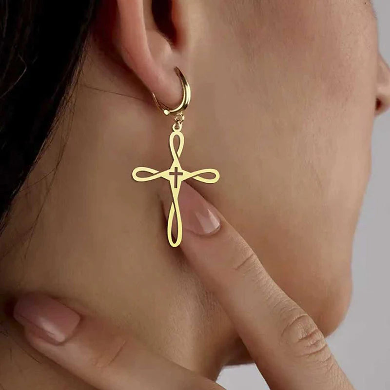 Collier Croix Passion en Acier Inoxydable Plaqué Or 14K – Bijou Élégant de Foi Chrétienne pour Femme