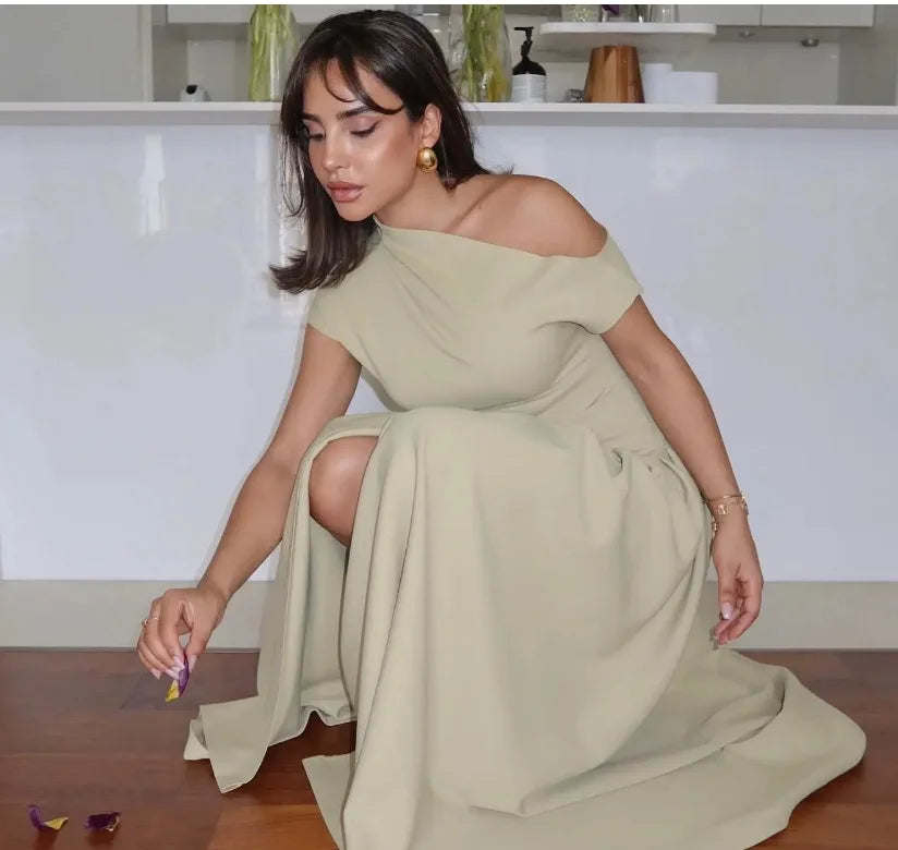 Robe Élégante  à Col Asymétrique – Taille Haute & Ourlet Plissé Chic pour Femme Chrétienne 2026