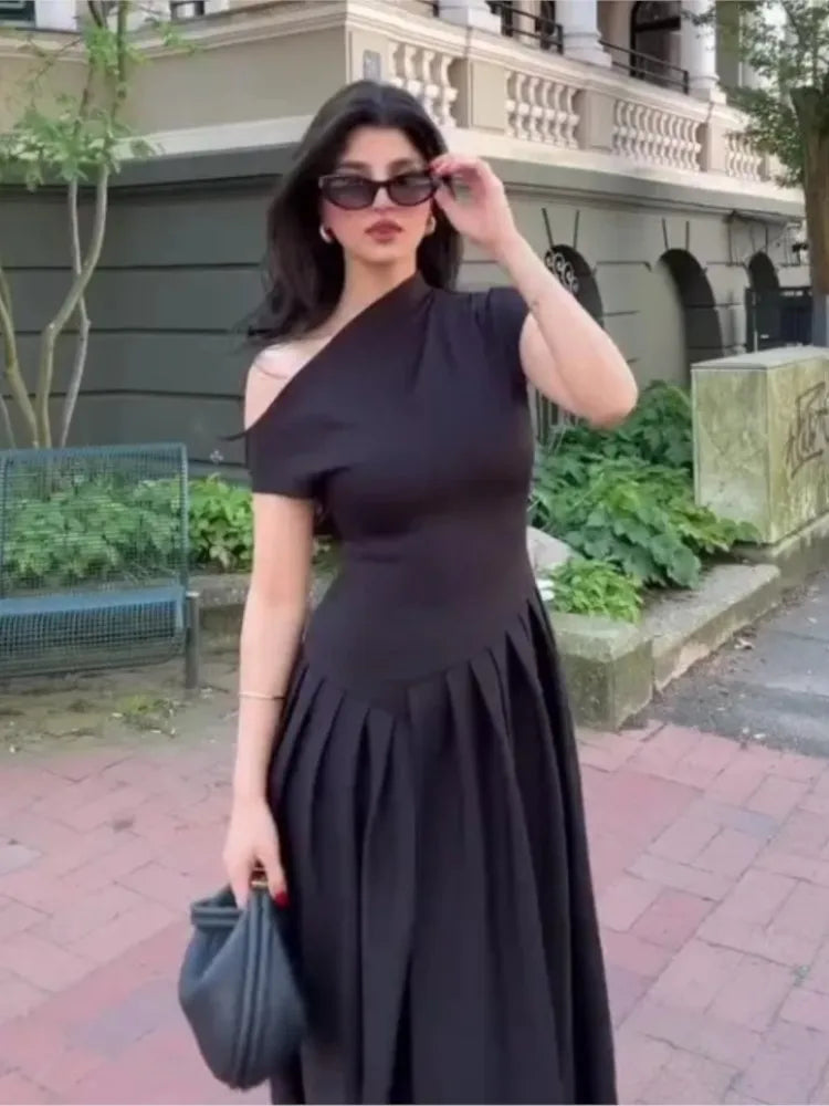 Robe Élégante  à Col Asymétrique – Taille Haute & Ourlet Plissé Chic pour Femme Chrétienne 2026