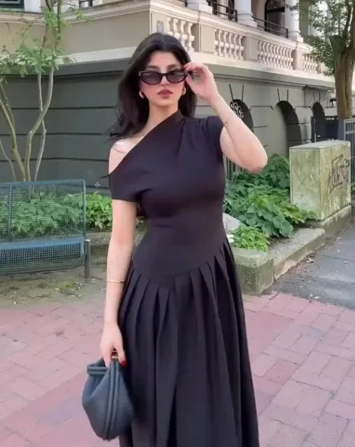 Robe Élégante  à Col Asymétrique – Taille Haute & Ourlet Plissé Chic pour Femme Chrétienne 2026