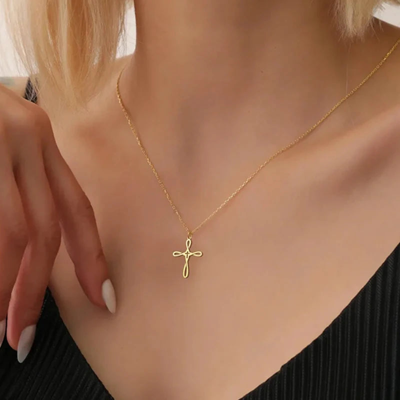 Collier Croix Passion en Acier Inoxydable Plaqué Or 14K – Bijou Élégant de Foi Chrétienne pour Femme
