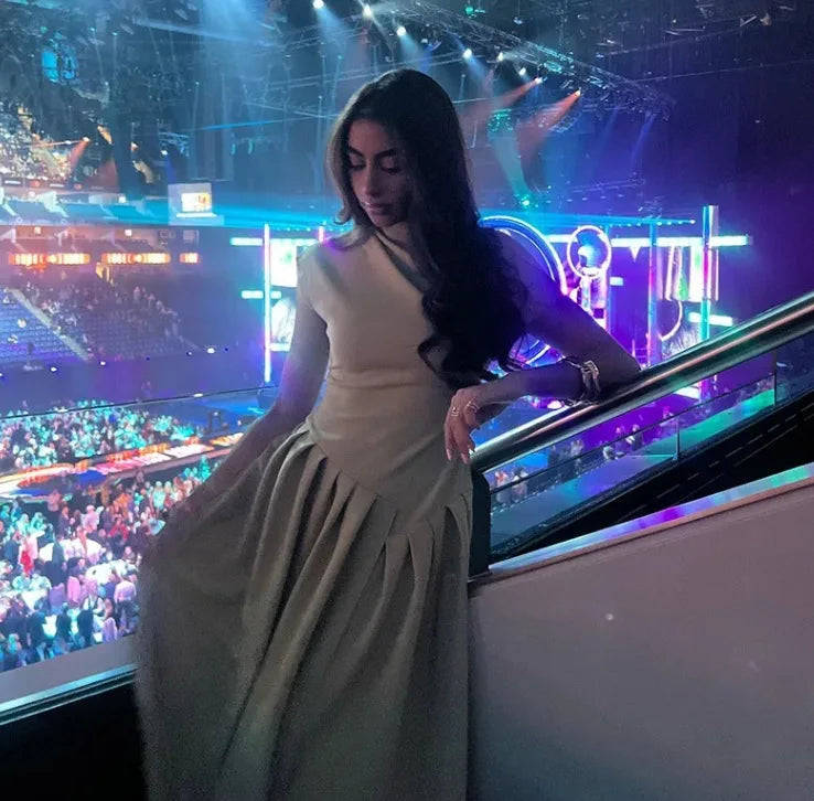 Robe Élégante  à Col Asymétrique – Taille Haute & Ourlet Plissé Chic pour Femme Chrétienne 2026