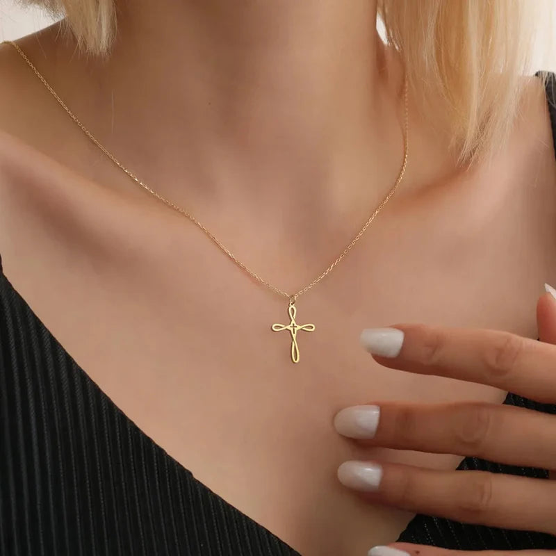 Collier Croix Passion en Acier Inoxydable Plaqué Or 14K – Bijou Élégant de Foi Chrétienne pour Femme